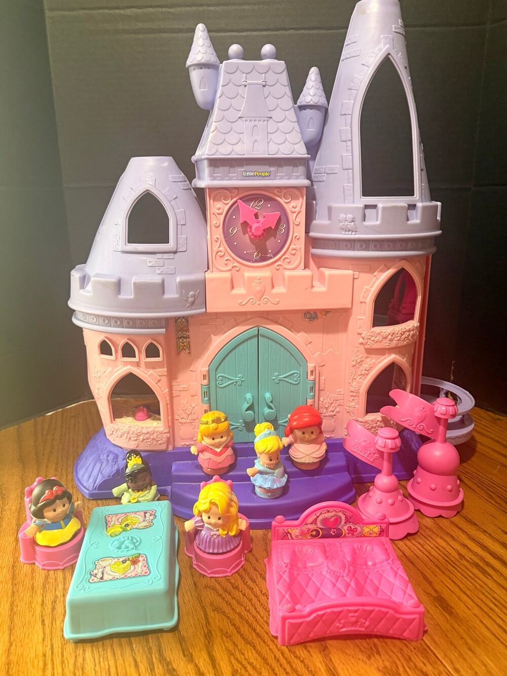 FP Little People Disney Princess Songs Palace 6 figures bed table chairs 2 flags